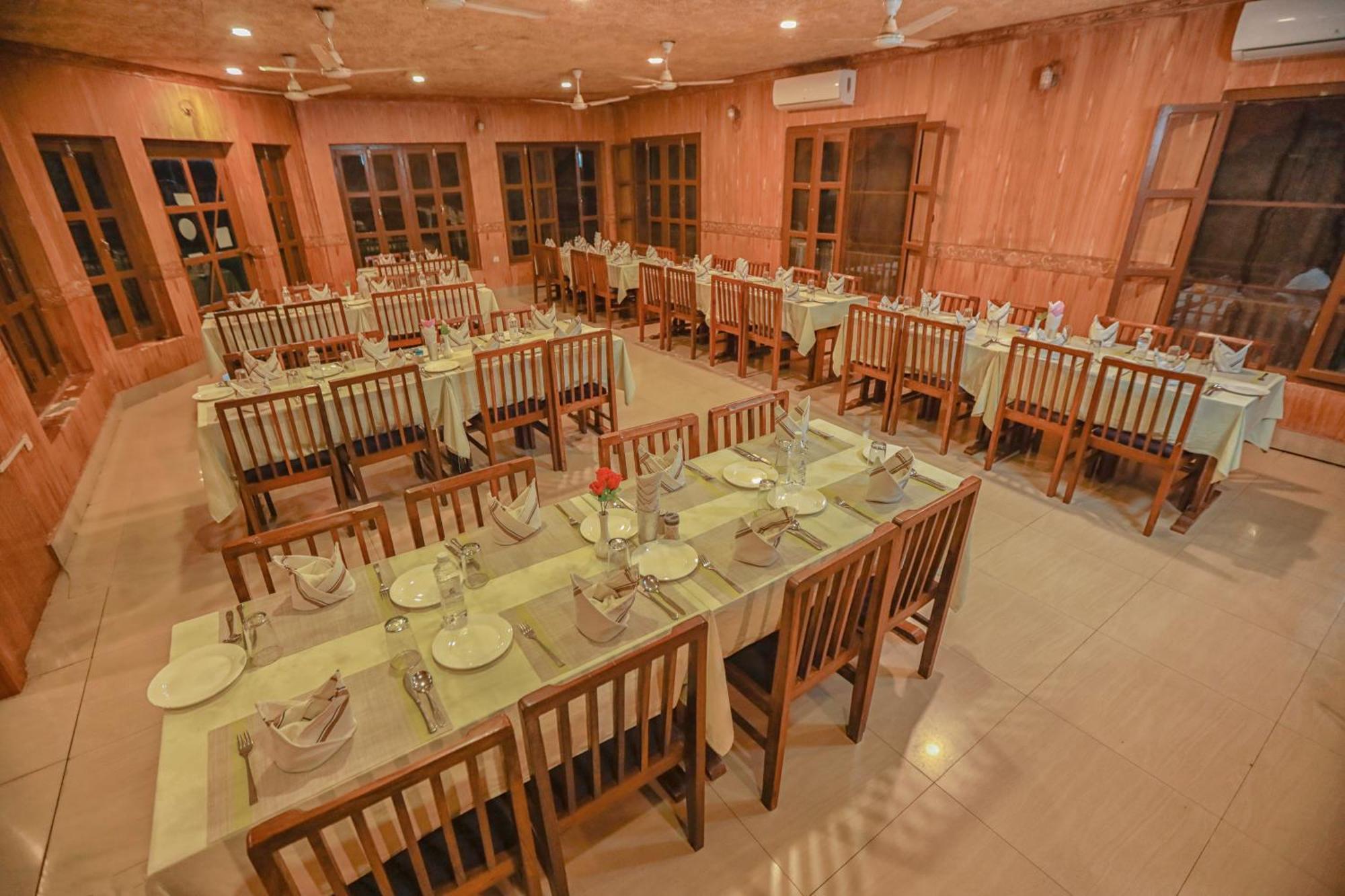 Hotel Wildlife Camp Sauraha Eksteriør billede