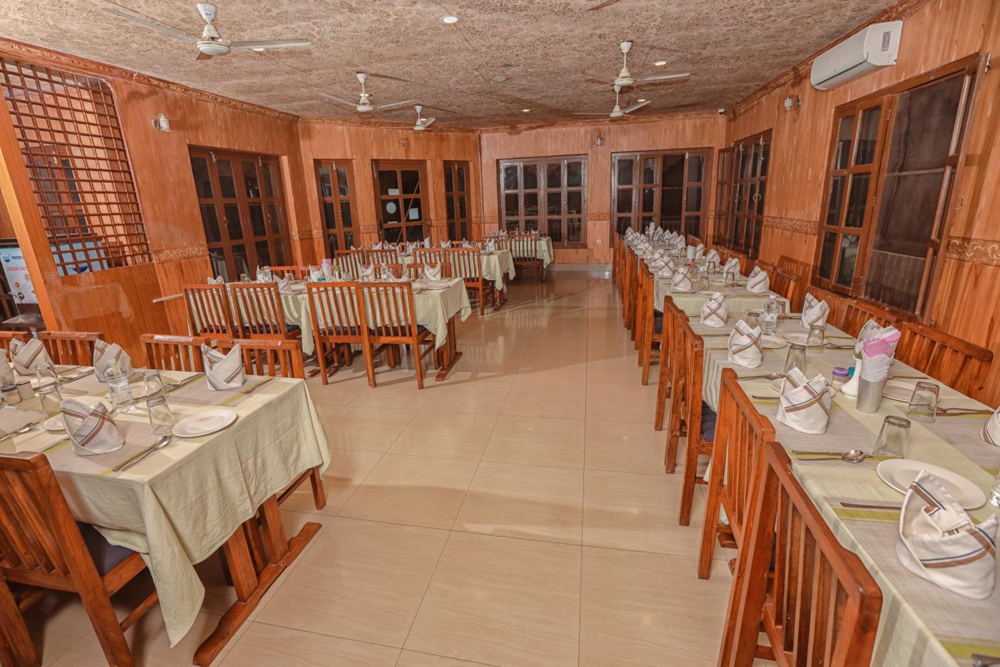 Hotel Wildlife Camp Sauraha Eksteriør billede
