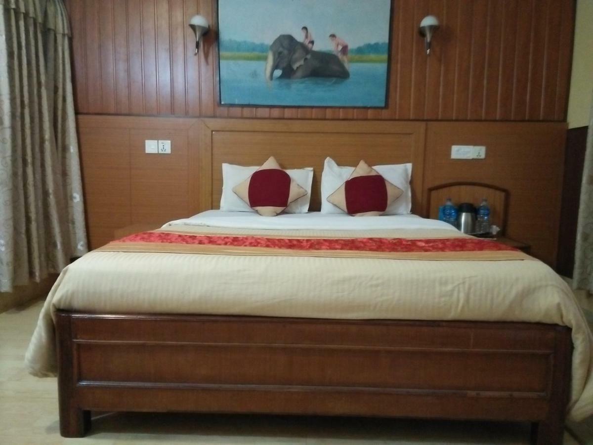 Hotel Wildlife Camp Sauraha Eksteriør billede